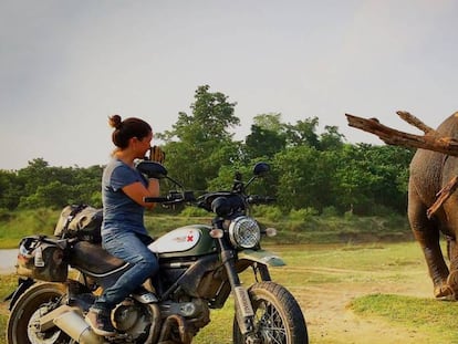 Alicia Sornosa en uno de sus viajes por Asia con su moto