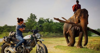 Alicia Sornosa en uno de sus viajes por Asia con su moto