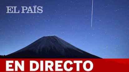 Vista de un meteoro durante la lluvia de estrellas Gemínidas sobre el monte Fuji, Japón.