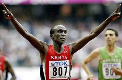 Kipchoge luce sus índices con el rostro aún crispado por el esfuerzo.