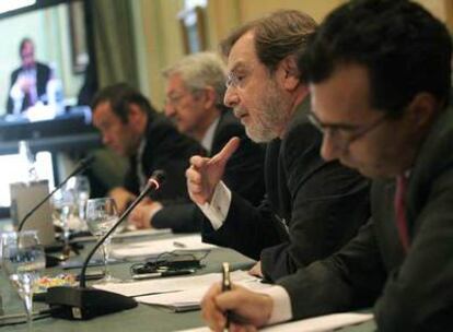 Juan Luis Cebrián interviene  en el debate sobre la identidad europea, ayer en Madrid.