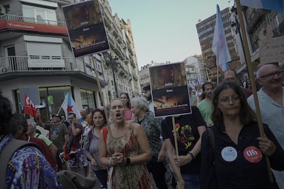 Decenas de personas asisten a una concentración contra la política forestal del PP en Galicia, convocada por Por un Monte Galego con Futuro, a 21 de agosto de 2025, en Vigo.