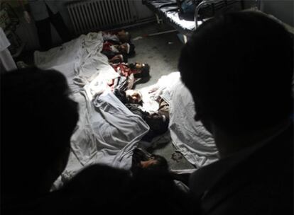 Cadáveres de civiles muertos por la explosión de la bomba, en un hospital de Herat.