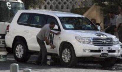Un operario sirio limpia uno de los coches usados por la misión de inspectores de la ONU delante del hotel Four Seasons de Damasco (Siria) hoy, martes 27 de agosto de 2013. El equipo de expertos de la ONU llegó a la población de Moadameya, en la periferia de Damasco, para investigar el supuesto ataque con armas químicas registrado el miércoles pasado, informó a Efe un activista de la zona. El portavoz del centro de prensa de Moadameya, Wasim al Ahmed, que acompañó a los investigadores, explicó que la misión de la ONU visitó ya algunos de los lugares bombardeados y tomó muestras. EFE/Youssef Badawi