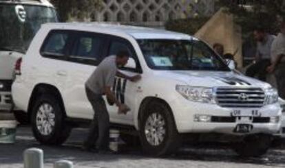 Un operario sirio limpia uno de los coches usados por la misi&oacute;n de inspectores de la ONU delante del hotel Four Seasons de Damasco (Siria) hoy, martes 27 de agosto de 2013. El equipo de expertos de la ONU lleg&oacute; a la poblaci&oacute;n de Moadameya, en la periferia de Damasco, para investigar el supuesto ataque con armas qu&iacute;micas registrado el mi&eacute;rcoles pasado, inform&oacute; a Efe un activista de la zona. El portavoz del centro de prensa de Moadameya, Wasim al Ahmed, que acompa&ntilde;&oacute; a los investigadores, explic&oacute; que la misi&oacute;n de la ONU visit&oacute; ya algunos de los lugares bombardeados y tom&oacute; muestras. EFE/Youssef Badawi