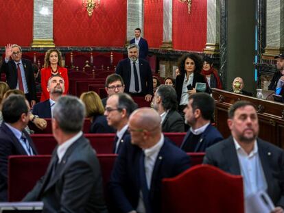 El expresidente de la Generalitat, Quim Torra, saluda a los doce líderes independentistas acusados por el proceso soberanista catalán, en el banquillo del Tribunal Supremo, durante el juicio del 'procés'.