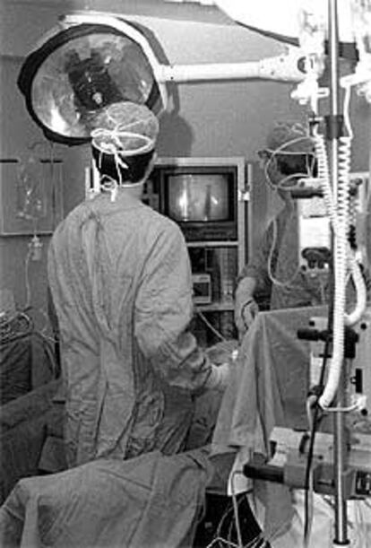 Dos cirujanos durante una operación en el Hospital de Basurto