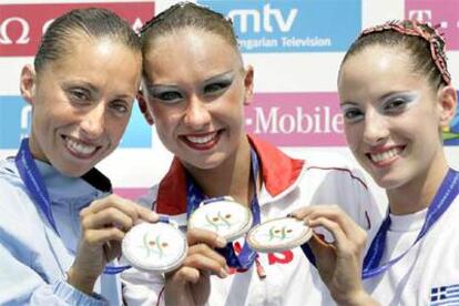 Las tres ganadoras (Gemma Mengual, a la izquierda) muestran sus medallas.