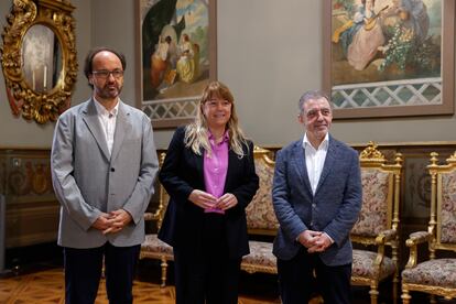 El nuevo asesor del Departamento de Cultura, Manuel Borja-Villel (d), junto a la consejera de Cultura, Natàlia Garriga (c), y el director del MNAC, Pepe Serra (i) EFE/Toni Albir