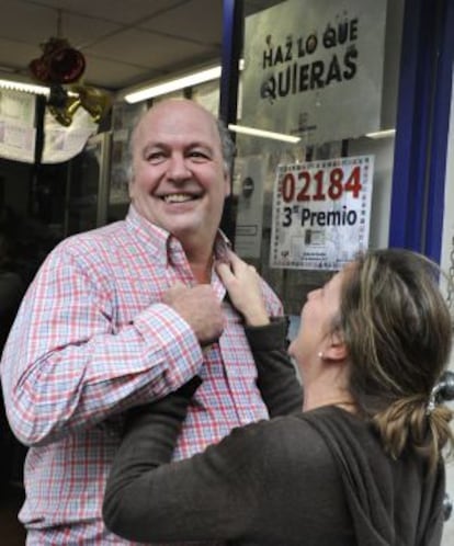 Valent&iacute;n Campoy es felicitado por su cu&ntilde;ada, Crsitina May, en la administraci&oacute;n de loter&iacute;a. 