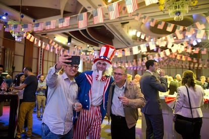 Israelíes siguen el proceso electoral estadounidense en un evento de la Embajada de Estados Unidos en Israel, en Tel Aviv.