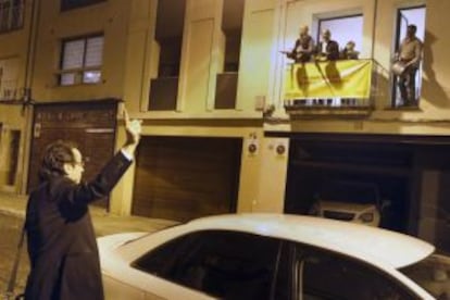 El coordinador general de CDC, Josep Rull, saluda uns veïns a Terrassa.