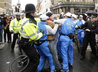 La policía detiene a un activista pro tibetano cuando intenta apagar la llama olímpica.