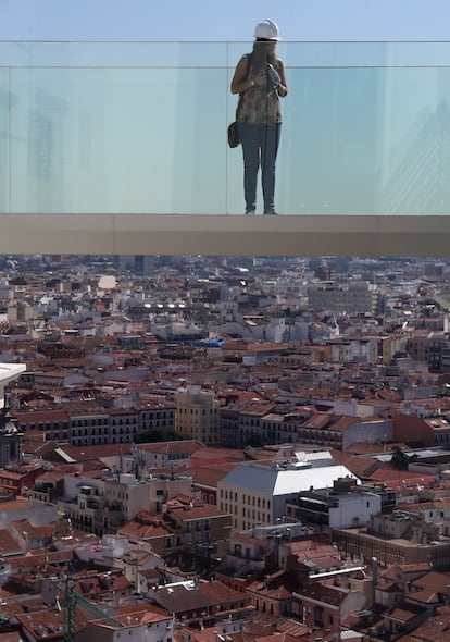 Una persona cruza una pasarela de cristal del nuevo hotel RIU Plaza de España. 