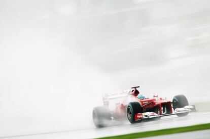 Fernando Alonso, en el circuito de Silverstone, bajo la lluvia.