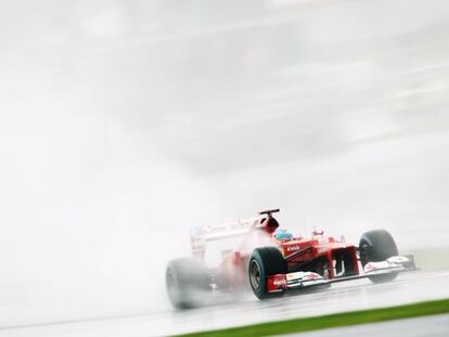 Fernando Alonso, en el circuito de Silverstone, bajo la lluvia.