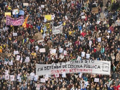Los estudiantes de secundaria protestan contra la ley Wert por las calles de Barcelona.