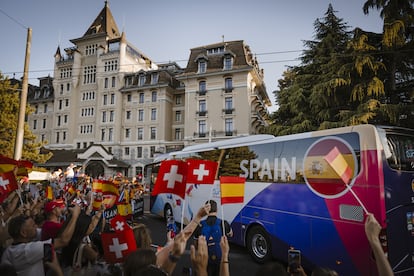 Las jugadoras de España llegan con el autobús de la selección al hotel de Laussana entre aficionados.