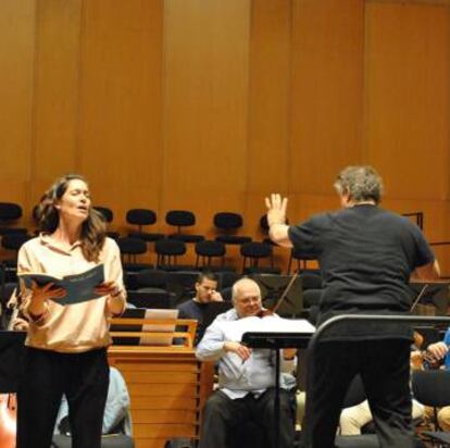 Ensayo de la 'Misa en do menor' con la soprano Kate Royal y, de espaldas, el director Richard Egarr.