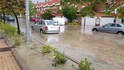 Captura de vídeo de la fuerte tormenta, acompañada de granizo que ha caído en Arganda del Rey, que ha provocado inundaciones en las calles.