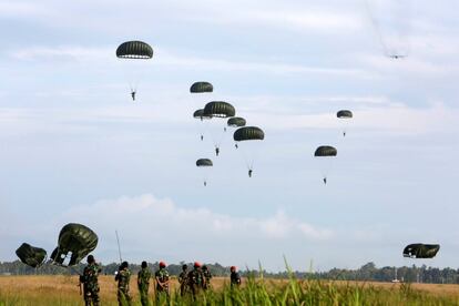 Unos paracaidistas indonesios saltan de un avión militar durante un entrenamiento en la Base Militar Sultan Iskandar Muda en Blang Bintang (Indonesia).