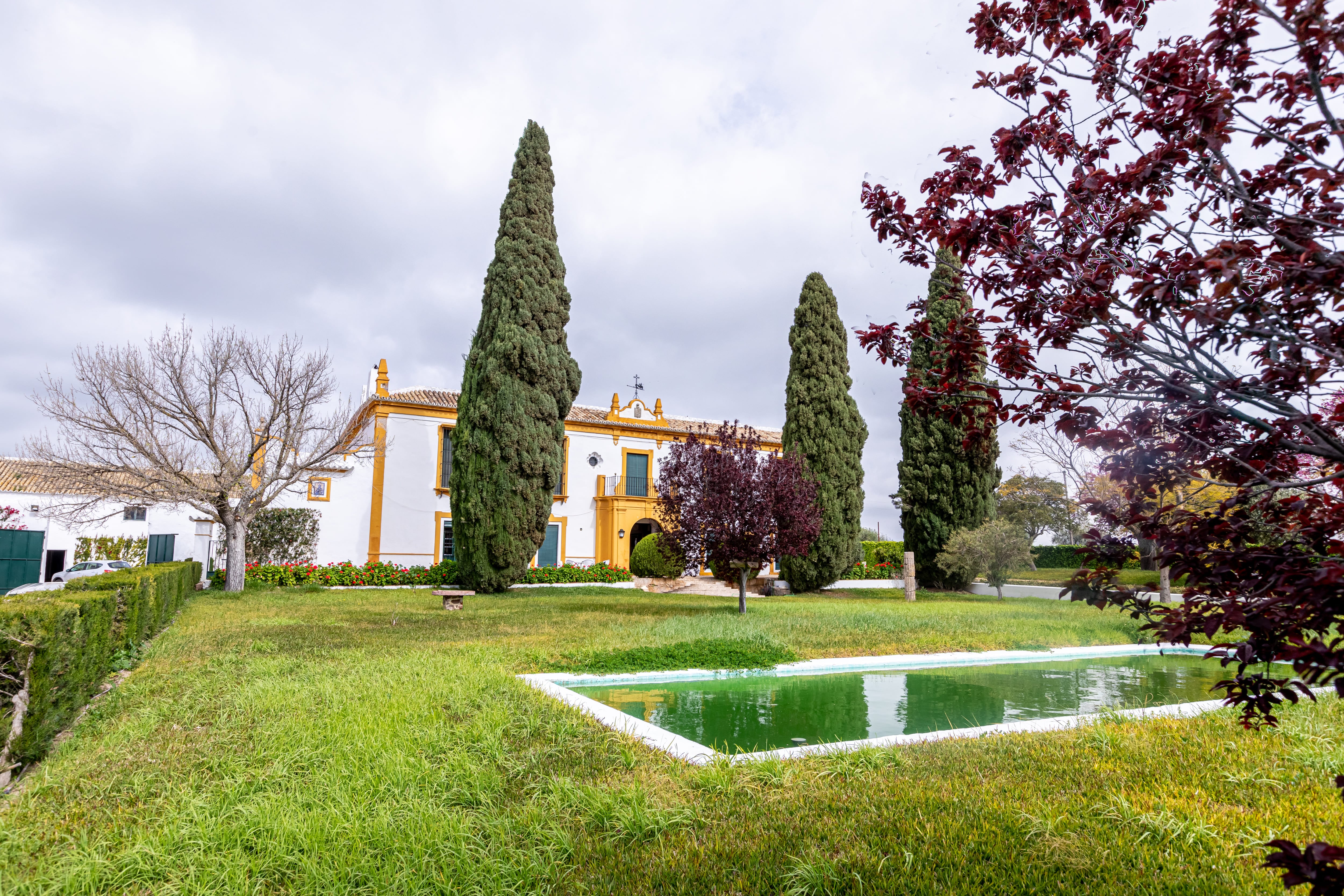 Las tres casas de la semana: hacienda sevillana con coto de caza y tierras de cultivo