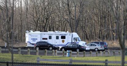 Veh&iacute;culos policiales en la zona en la que fueron hallados los cad&aacute;veres en Nueva York.