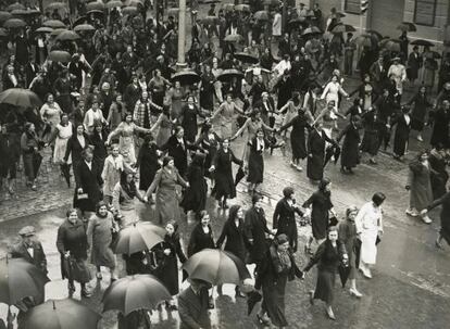 Imagen de una manifestaci&oacute;n antifascista de mujeres en Barcelona en 1934/ [