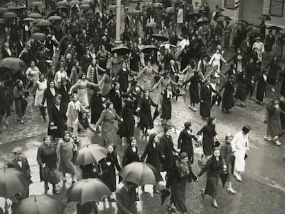 Imatge d'una manifestació antifeixista de dones a Barcelona el 1934.