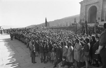 El entierro del dictador fue planificado como un acto de respaldo al régimen con la masiva asistencia de público al Valle de los Caídos. En la imagen, una multitud esperaba en la explanada de la basílica del Valle de los Caídos la llegada de los restos de Franco desde el Palacio Real.