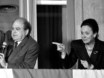 En la imagen, Pujol junto a su esposa, Marta Ferrusola, durante el final de la campaña de CiU en las elecciones de 1992,