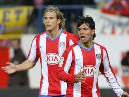 Forlán y Agüero, en el partido ante el Valladolid.