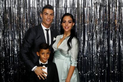 Cristiano Ronaldo posa con Georgina y su hijo, en una estampa de los más familiar. A la modelo ya se le nota mucho que está en la recta final de su embarazo. "Este premio es para mi familia, la que está aquí conmigo y la que no. Mis hermanas, mi madre, mis amigos, mi novia, mi hijo. También para mis dos hijos que están en casa; acabo de ser padre y voy a serlo de nuevo dentro de un mes. Es un momento único en mi carrera y estoy muy feliz. Gracias a todos", dijo el jugador.