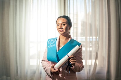 Carmen Giménez, mujer gitana de 23 años graduada en Educación Infantil, en el salón de actos de la Facultad de Turismo de la Universidad Complutense de Madrid.