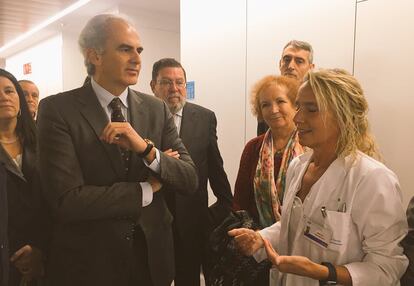 Enrique Ruiz Escudero, consejero de Sanidad de Madrid, visita el Hospital Rey Juan Carlos de Móstoles, de Quirónsalud, en 2018.