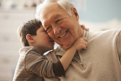 Un abuelo disfruta con su nieto.