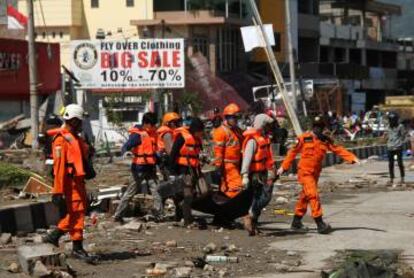 Miembros del servicio de rescate trabajan en la evacuaci&oacute;n de las v&iacute;ctimas, en Talise Beach.