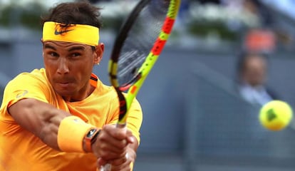 Rafa Nadal, devuelve la bola al argentino Diego Schwartzman, durante el partido de octavos de final del Mutua Madrid Open