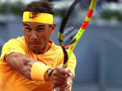 Rafa Nadal, devuelve la bola al argentino Diego Schwartzman, durante el partido de octavos de final del Mutua Madrid Open