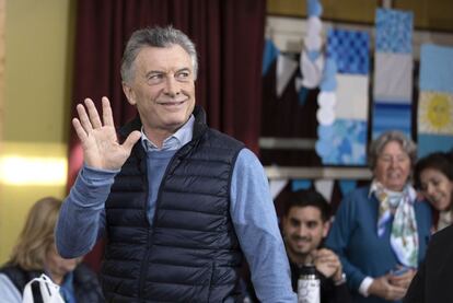 El presidente de Argentina, Mauricio Macri saluda después de votar, busca la reelección con el partido Juntos por el Cambio.