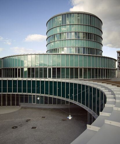 El edificio del Consello de Lalín (Plaza de Galicia, 1), en Pontevedra, es obra de los arquitectos Emilio Tuñón Álvarez y el recientemente fallecido Luis Moreno Mansilla. Valoración del jurado: "Como si de un juego se tratara, con unas reglas claras y sencillas, este complejo proyecto responde con habilidad, mediante un lenguaje propio, a un entorno carente de espacio público y a una topografía compleja. El edificio está ejecutado con precisión y resuelve de un modo inteligente el paso de lo público a lo privado mediante una pequeña plaza circular desde la que se accede a su interior".