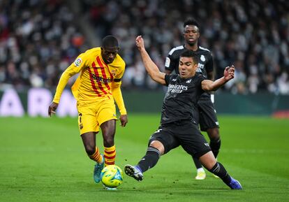 Dembélé se escapa de Casemiro ante la mirada de Vinicius.