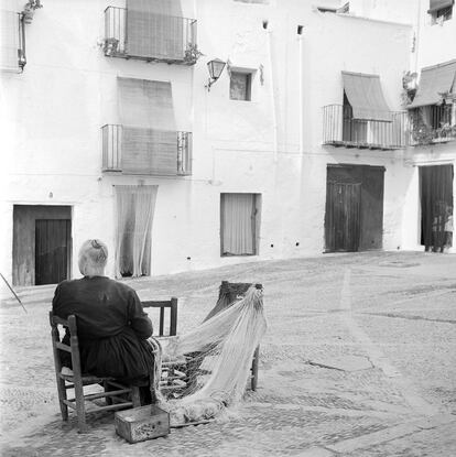 Bella composición en una calle de Peñíscola (Castellón), en 1967. El Museo Etnográfico de Castilla y León adquirió el archivo de Carlos Flores en 2012.