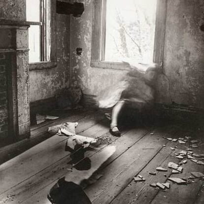 Fotografía de Francesca Woodman (1958-1981) de su serie <b><i>House</b></i> (1976), imagen del libro <b><i>Francesca Woodman</b></i> (Phaidon). El 9 de diciembre se inaugura una exposición de su obra en Espacio AV, de Murcia.