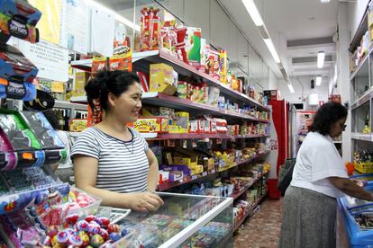 Li Xia, de 40 años, nació en China. Hace cinco años abrió con su marido un negocio de venta de comestibles en Madrid, cerca de la Puerta del Sol. Bajar al chino a comprar a horas intempestivas es un hábito muy frecuente entre los madrileños, que allí encuentran desde un cartón de leche a unas horquillas para el pelo.