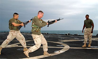 Los <b><i>marines</b></i> estadounidenses Angel Salcedo y Johnny Piles entrenan en la cubierta del buque <b><i>USS</b></i> <b><i>Austin,</b></i> en aguas del Golfo Pérsico.