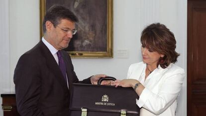 Dolores Delgado recibe la cartera de su Ministerio de manos de su antecesor en el cargo, Rafael Catalá.