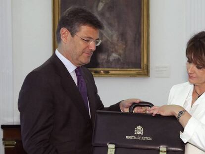 Dolores Delgado recibe la cartera de su Ministerio de manos de su antecesor en el cargo, Rafael Catalá.