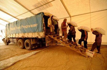 Mazar e Sharif, Afganistán 2011. En algunas zonas de Afganistán los rigores del invierno dificultan las comunicaciones por carretera y la prestación de ayuda humanitaria. Una práctica común para evitar la suspensión de suministros es abastecer la red de almacenes locales durante los meses anteriores al invierno.