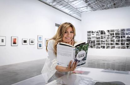 Susana Lloret en Bombas Gens y con el libro 'La suerte de dar'.